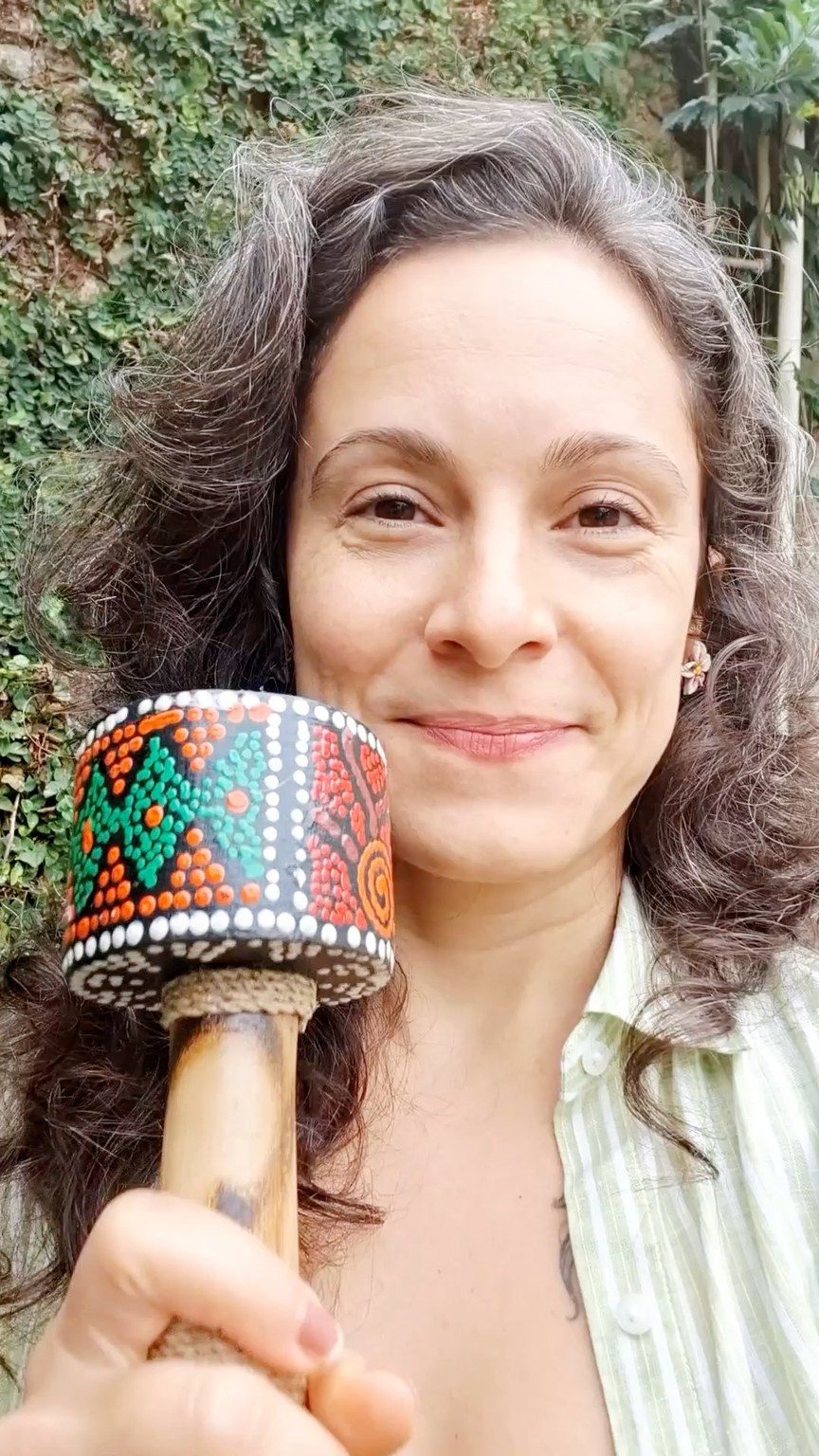 Flyer: Circuito de Oralidades — Camila Costa: Nem muito longe, nem muito perto daqui
